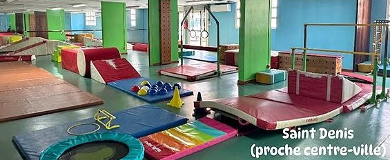 Salle de motricité avec tapis, poutres et trampoline, proche centre-ville de Saint-Denis